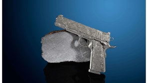 مسدسان للبيع مصنوعان من نيزك عمره 4.5 مليار سنة