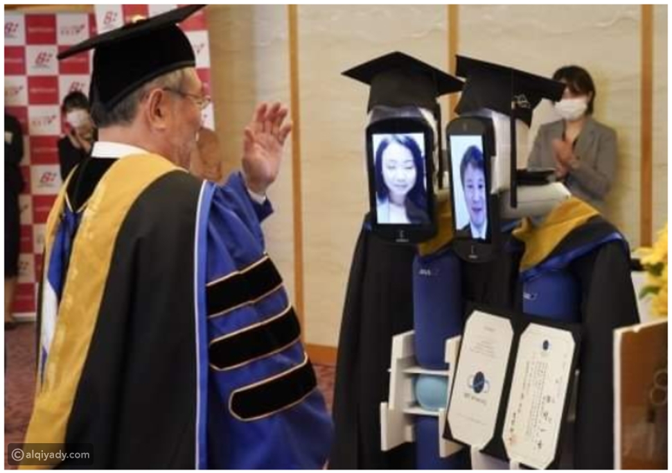 الروبوتات تحضر حفل تخرج طلاب جامعة في اليابان القيادي