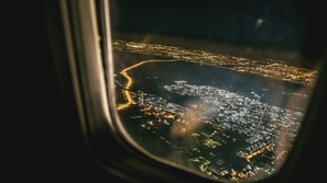 لماذا تطفأ الأضواء في الطائرة عند الإقلاع والهبوط؟