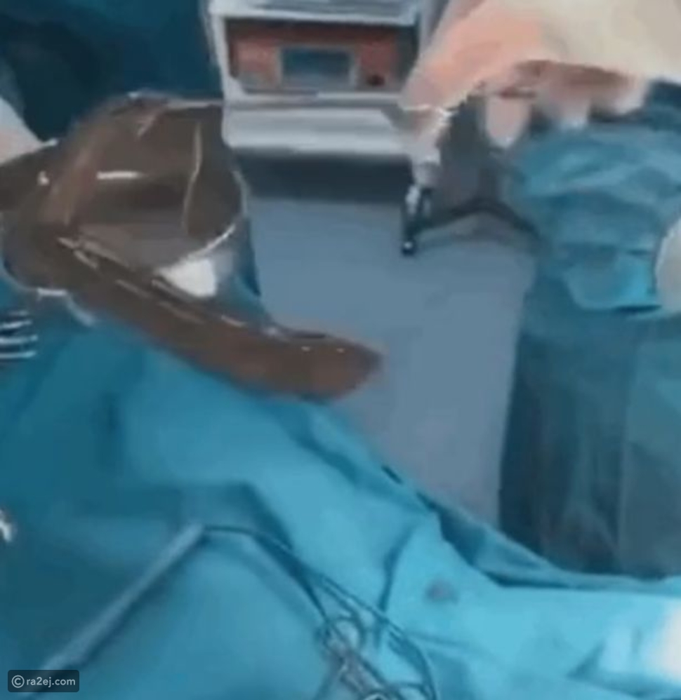 رجل يبتلع ثعابين حية لعلاج الإمساك: وهذا ما حدث له