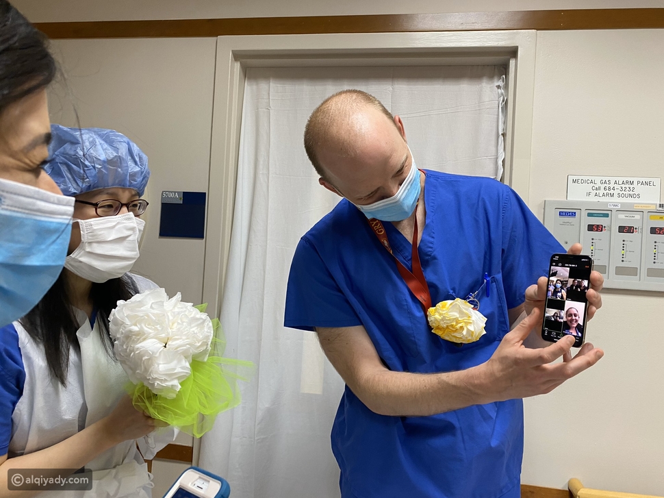 زواج في زمن كورونا: طبيبان يعقدان زفافهما بهذه الطريقة المبتكرة