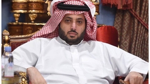 بالفيديو: تركي آل الشيخ يتلقى العزاء في وفاته