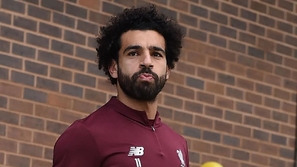 فيديو: محمد صلاح يحيي معجبيه من على متن يخت فاخر