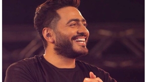 فيديو: موقف رائع لتامر حسني خلال حفله بمهرجان صلالة