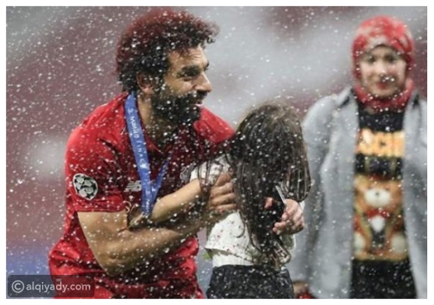 فيديو: لقطة رومانسية بين محمد صلاح وزوجته - القيادي