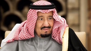 فيديو: الملك سلمان يستمع إلى وصية الوداع