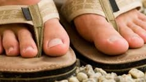 8 خطوات للتخلص من رائحة القدمين الكريهة